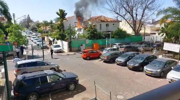 На кадрах из Израиля — последствия ракетных ударов Ирана в нескольких районах центральной части страны;