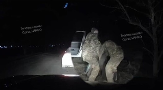 Сотрудники ТЦК напали на супружескую пару на одесской трассе ночью, полагая, что никто не вмешается