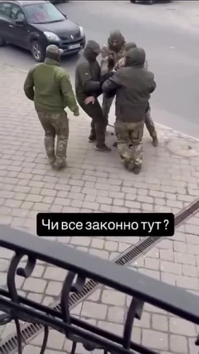 Хроники насильственной мобилизации на Украине: военкомы ТЦК бьют украинцев ногами по голове, нежелающие пополнять ряды ВСУ украинцы – отбиваются от ТЦК металлическими трубами и лопатами