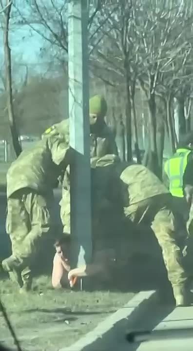 В Киеве столб пришел на помощь жертве ТЦК