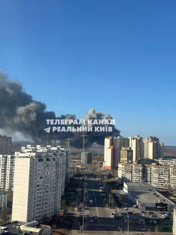 В Киеве на Троещине вспыхнул сильный пожар