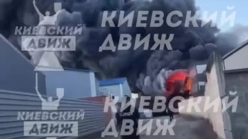 Густой дым заволакивает украинскую столицу