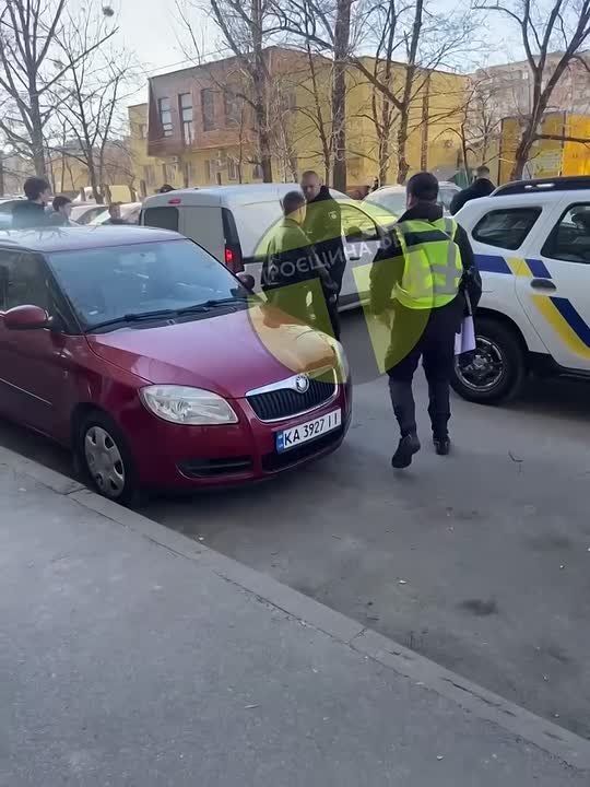 Виталий Киселев: Демократия по-троещински.. В Киеве на Троещине очередной шедевр мобилизационного искусства. Представители ТЦК так усердно «работали» с мужчиной, что он потерял сознание — от обильной порции газа в лицо....