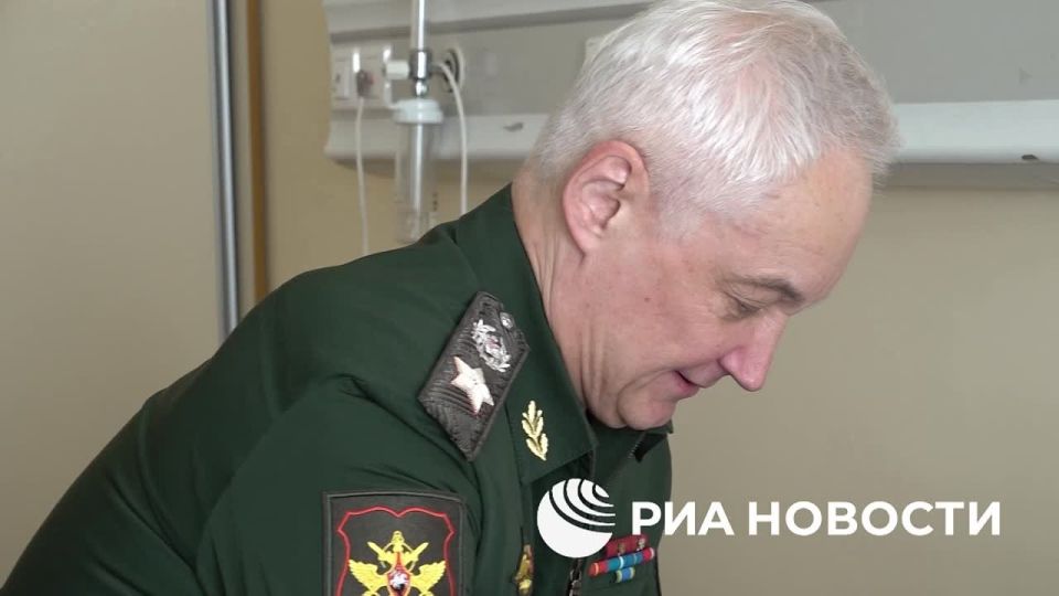 Министр обороры РФ Андрей Белоусов вручил "Золотую Звезду" Героя России бойцу Сергею Ярашеву, который 68 дней в одиночку удерживал позиции у Гришино в ДНР