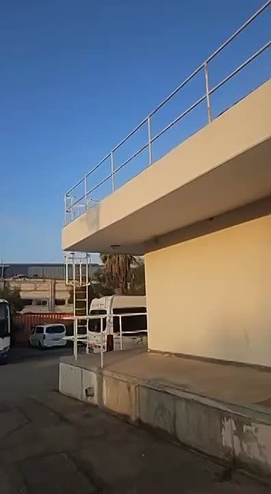 На видео из Израиля запечатлён момент, когда иранская ракета обошла две израильские зенитные ракеты, успешно поразив цель