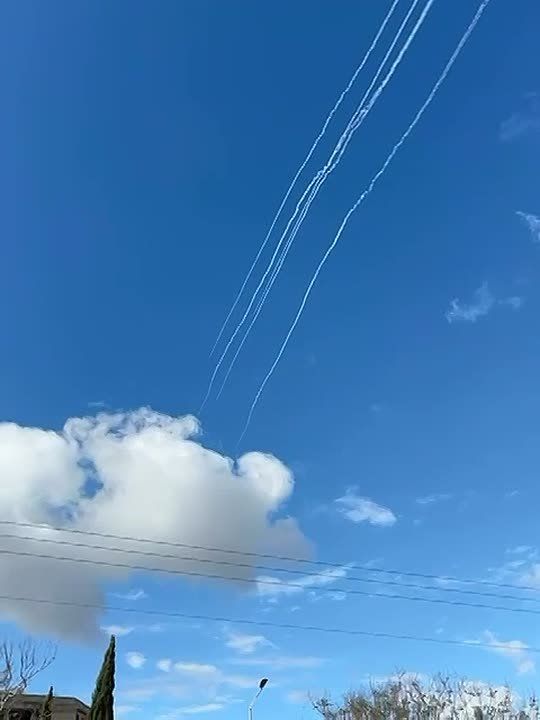 Вооружённые силы Ирана нанесла удары по промышленным объектам израильских оборонных компаний: Rafael Advanced Defense Systems в Хайфе и Israel Aerospace Industries рядом с аэропортом Бен-Гурион, сообщила пресс-служба ВС...