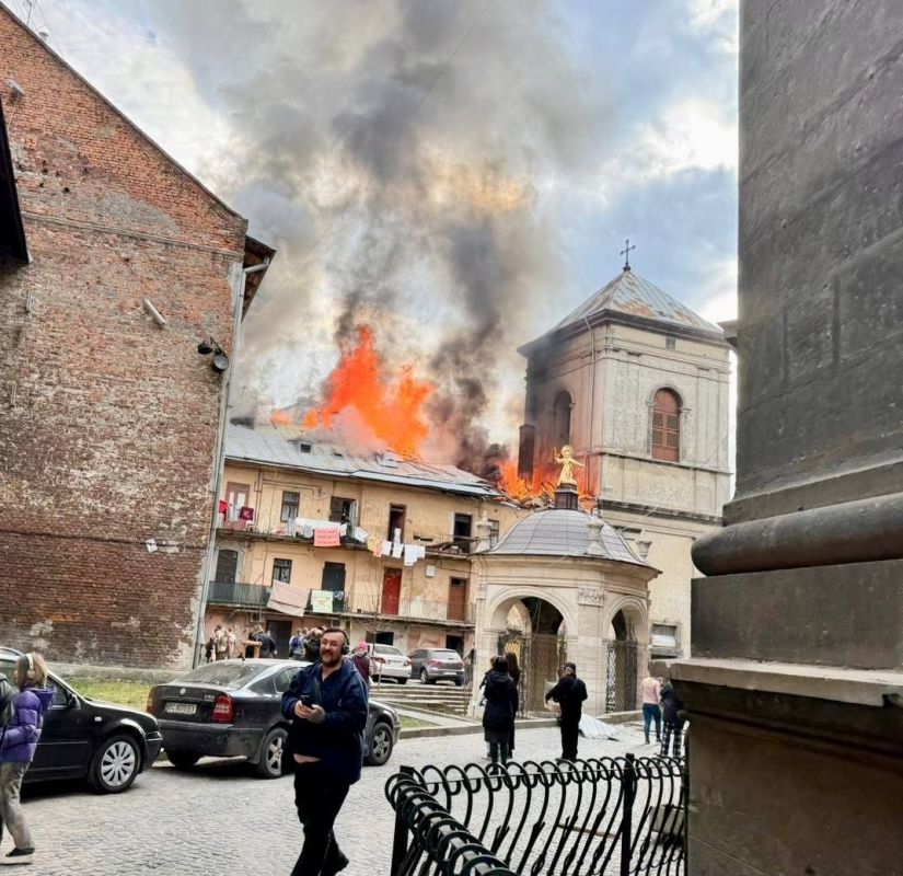 Судя по фотографиям из Львова, даже сами горожане рады ударам ВС РФ