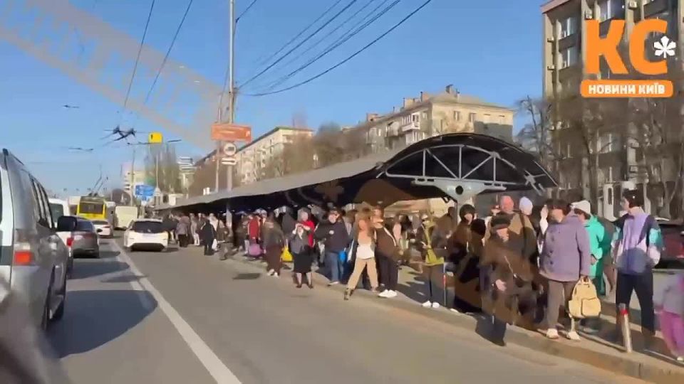 Транспортный коллапс в Киеве: из-за длительной воздушной тревоги на остановках собралось огромное количество людей