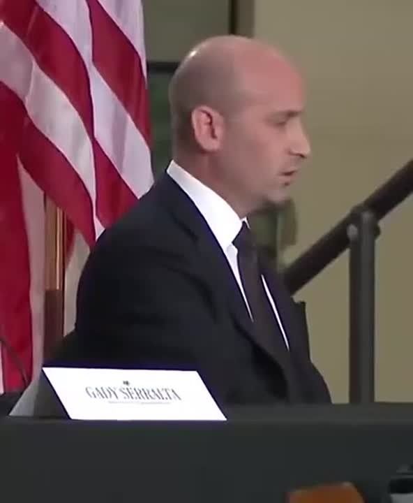 Реакция советника президента США по нацбезопасности Стивена Миллера во время слов Трампа о победоносной войне с Ираном облетает соцсети