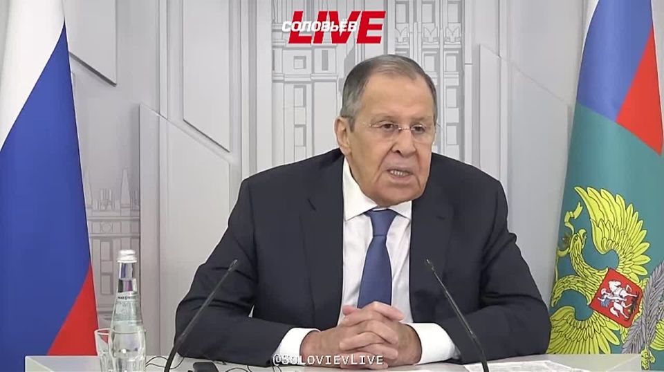 Отличие ситуаций на Украине и в Иране в том, что Тегеран не нарушал международные обязательства, а Киев, вместе со своими западными покровителями, нарушил все, которые мог – объяснил французскому журналисту глава МИД РФ...