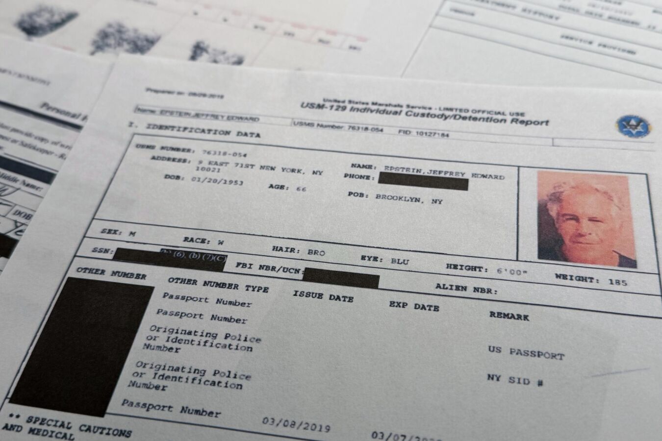 Стало известно, чем Эпштейн расплатился с украинской моделью