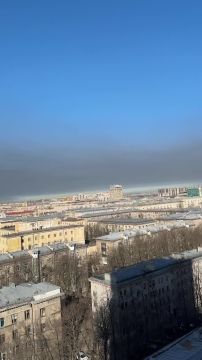 Жители Петербурга делятся фото и видео странной пелены в небе