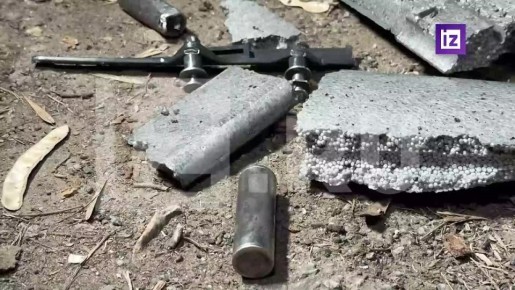 Разбиты стёкла машин и окна домов: корреспондент "Известий" Евгений Быковский показал последствия прилета ударного БПЛА во двор жилого дома в Буденовском районе Донецка