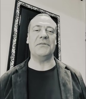 Медведев высмеял поездки Зеленского по странам Ближнего Востока с предложением украинской помощи для отражения иранских атак: