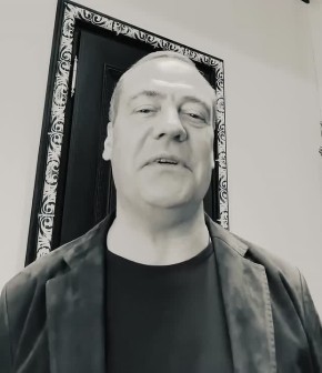 Дмитрий Медведев, комментируя вояж Зеленского в страны Ближнего Востока, назвал его "скачущим оружейным бароном"