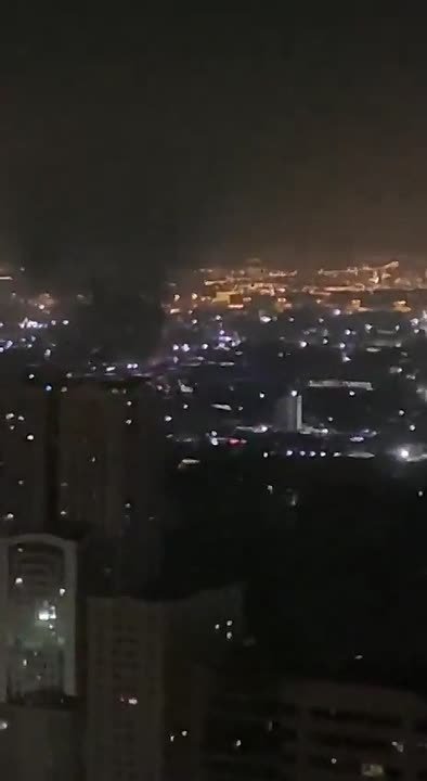 После иранской атаки в ОАЭ поднимается дым