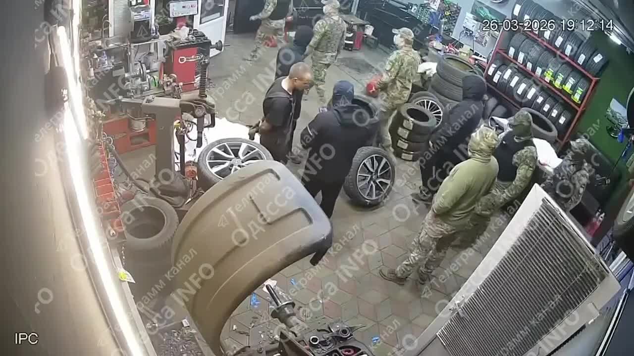 Одесса. Толпа людоловов на пяти бусах увезла единственного работника шиномонтажа