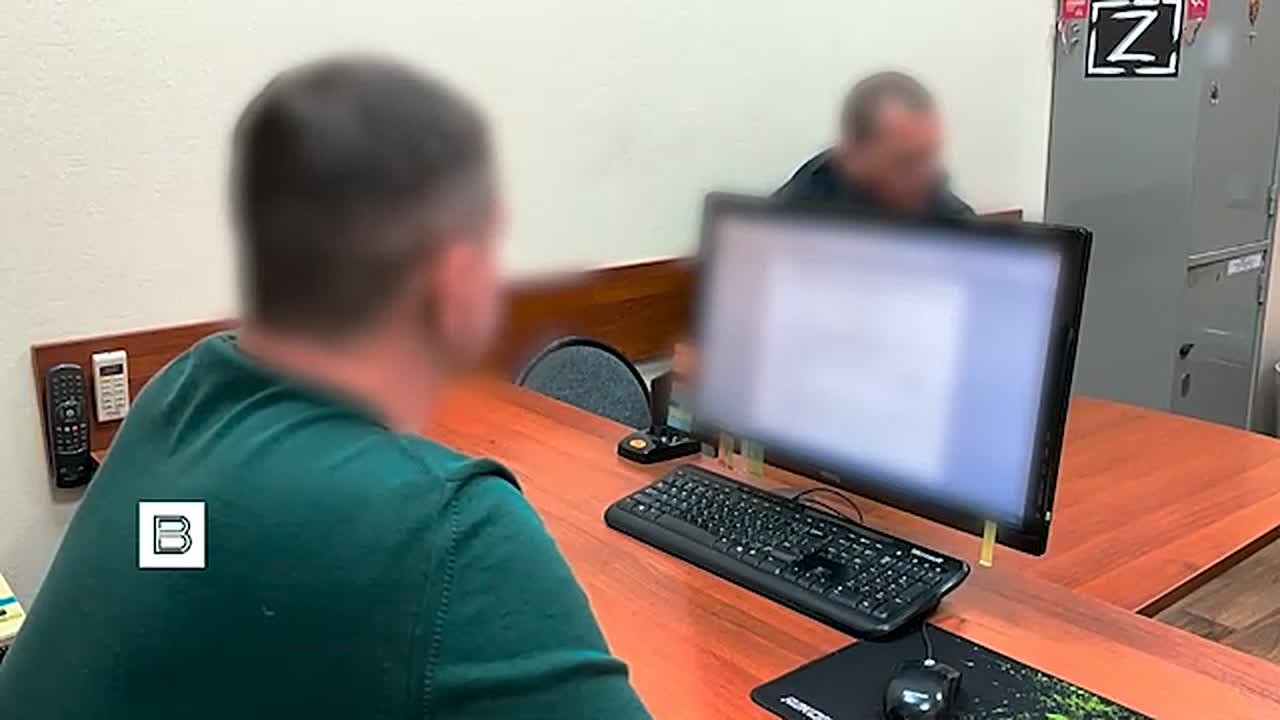 "Передавал разведданные стороне Украины, то бишь своему другу Максиму, который работает, как оказывается, в ГУР": ФСБ опубликовала кадры допроса украинца, задержанного в Белгородской области за передачу ВСУ данных о...