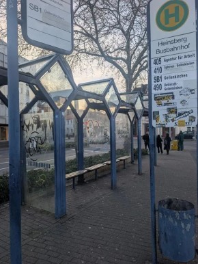 Олег Царёв: Немецкая Die Zeit опубликовала фото скамейки на вокзале, на которой в конце февраля был задержан предполагаемый убийца Андрея Портнова, 44-летний гражданин Украины Александр Азизов