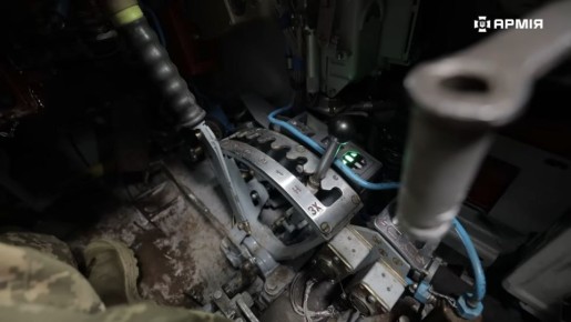 На кадрах - рычаг избирателя бортовой коробки передач модернизированного танка БМ «Булат» (Т-64БМ2) Вооруженных сил Украины