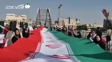 В ответ на уничтожение мостов, мирные жители Ирана выходят на них, предотвращая новые удары