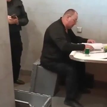 Власти Венгрии показали видео инкассаторов с Украины, подделывающих документы для перевозки из Вены в Киев миллионов долларов и евро, которые могли предназначаться для черной кассы ВСУ