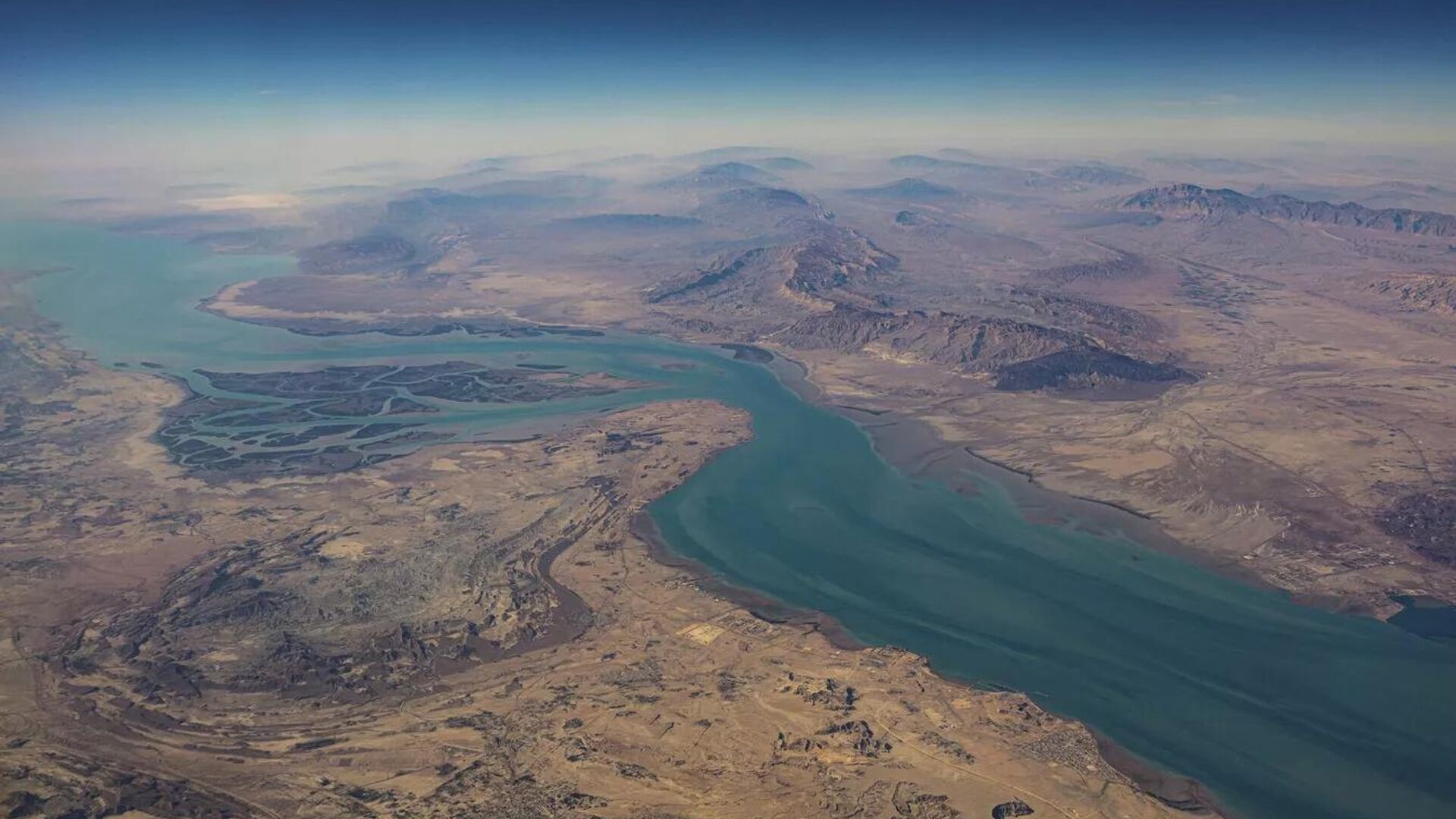 Движение судов через Ормузский пролив вновь приостановлено после израильской атаки на Ливан