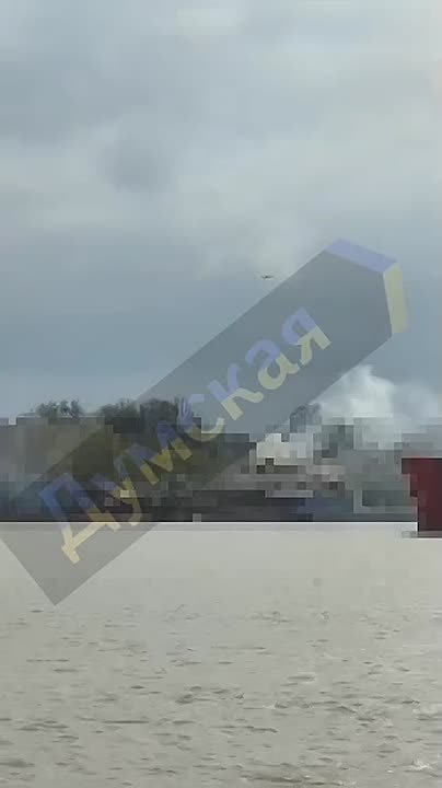 Два майора: В ответ - нннна!. Одесской области русские дроны атаковали судно с топливом в порту Измаила Администрации морских портов Украины сообщили, что ночью под удар также попала портовая инфраструктура и еще одно судно