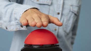 На Госуслугах запустят "красную кнопку" для защиты от мошенников