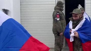 Кадры с российскими военнослужащими, возвращенными с подконтрольной Киеву территории