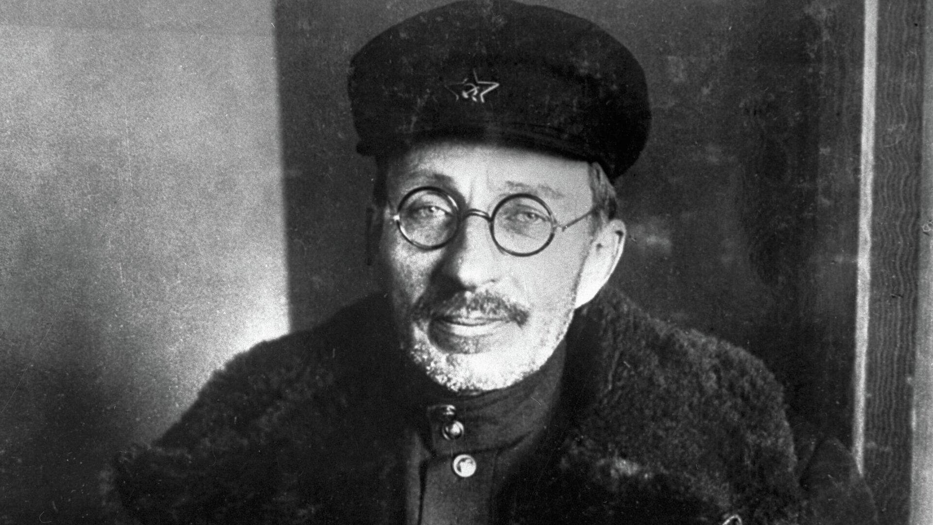 В Киеве снесли памятник великому педагогу Антону Макаренко