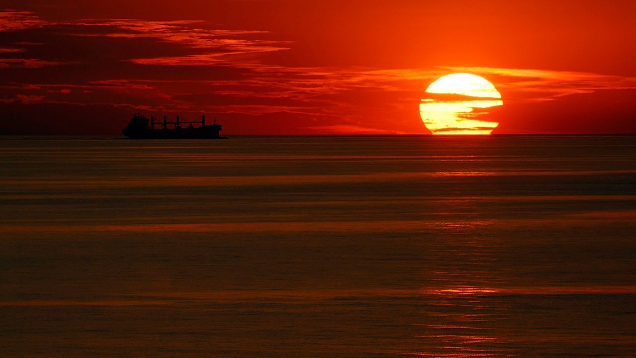 Атакованный Украиной российский газовоз отбуксировали в международные воды