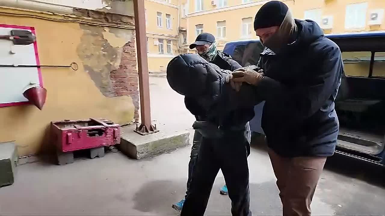 ФСБ задержала трех человек, готовивших покушение на высокопоставленного силовика в Москве при помощи электроскутера