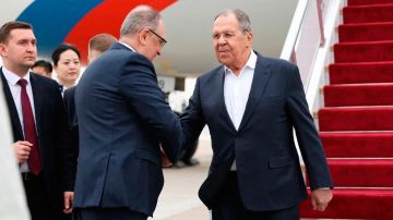 Лавров прибыл с официальным визитом в Пекин