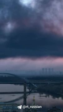 Киев заволокло густым чёрным дымом после ночных ударов, пишут в местных группах