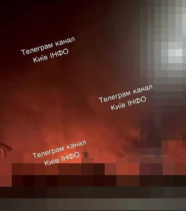 Киев в огне после прилётов: появляются новые кадры