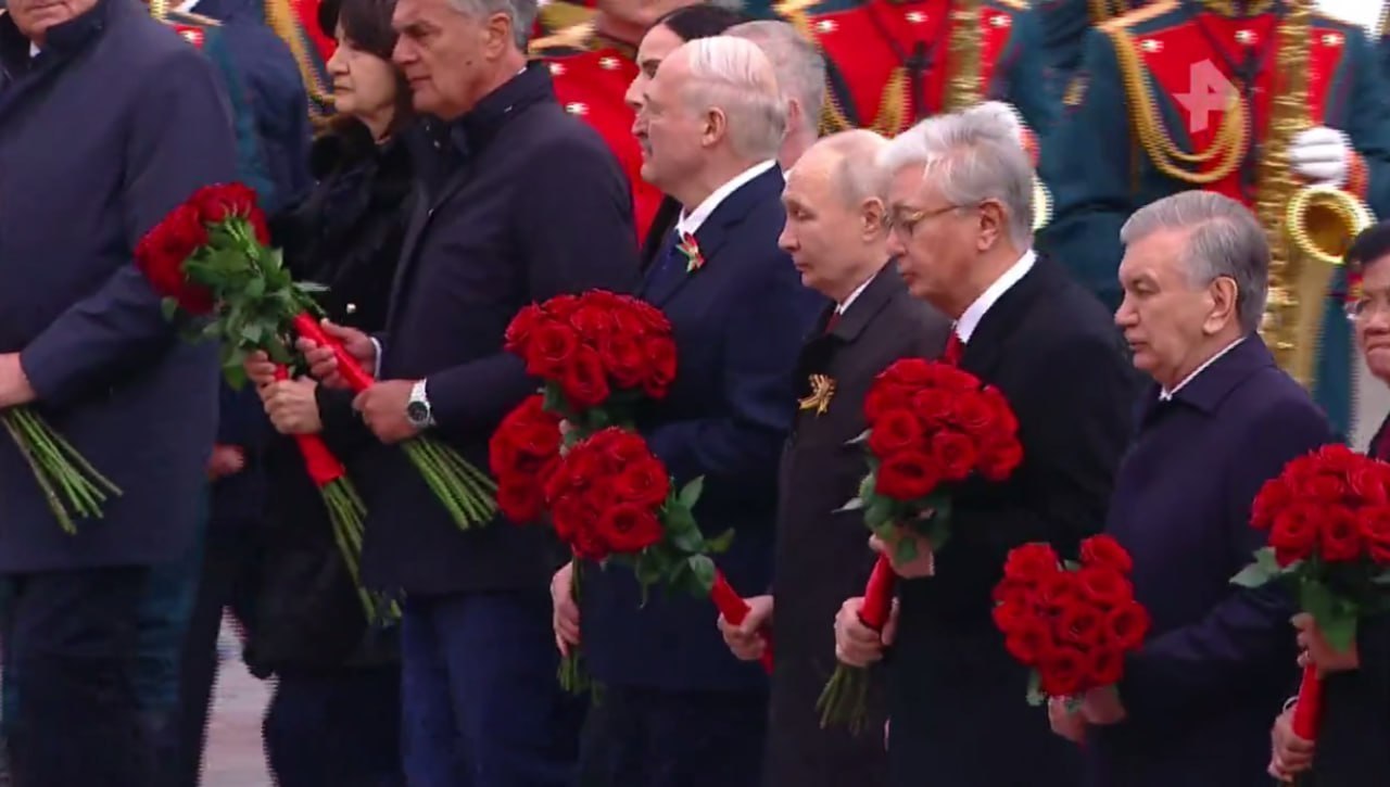 Владимир Путин возлагает цветы к Могиле Неизвестного Солдата в Александровском саду в Москве