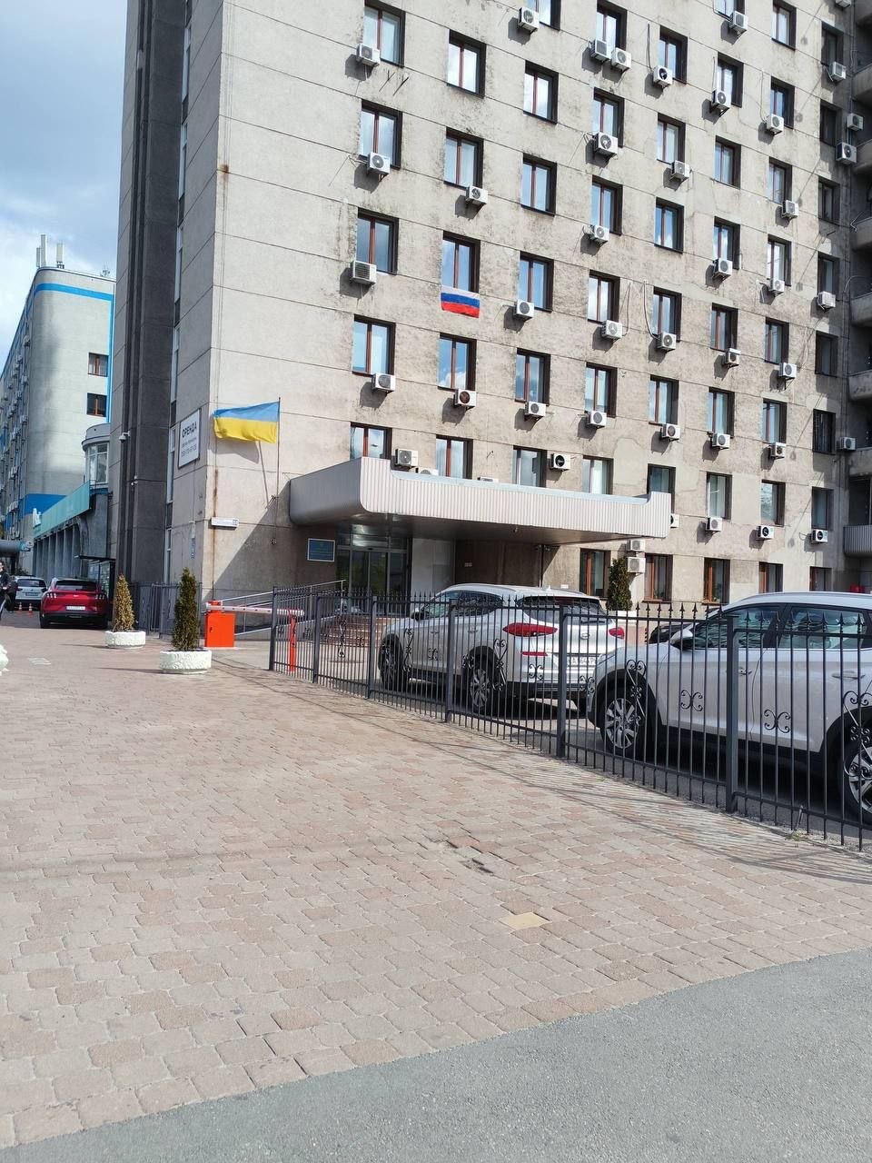Накануне 9 мая в Киеве в окне здания на улице Антоновича появился росийских флаг
