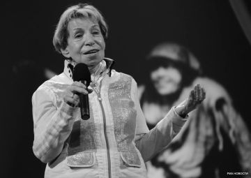 Умерла Зоя Богуславская, вдова поэта Андрея Вознесенского, сообщает Центр Вознесенского