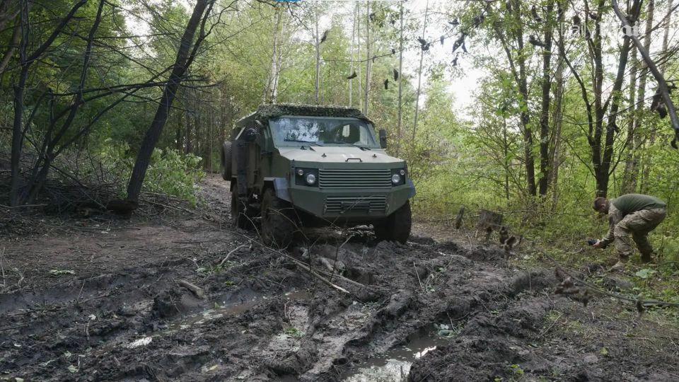 Бронеавтомобиль Gaia Thunder 4x4 израильского производства на вооружении ГУР, используемый для подвоза боекомплекта для артиллерии