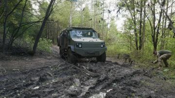 Бронеавтомобиль Gaia Thunder 4x4 израильского производства на вооружении ГУР, используемый для подвоза боекомплекта для артиллерии