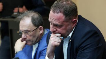 "Мафия своих не бросает". Что говорят на Украине о развитии дела против Андрея Ермака