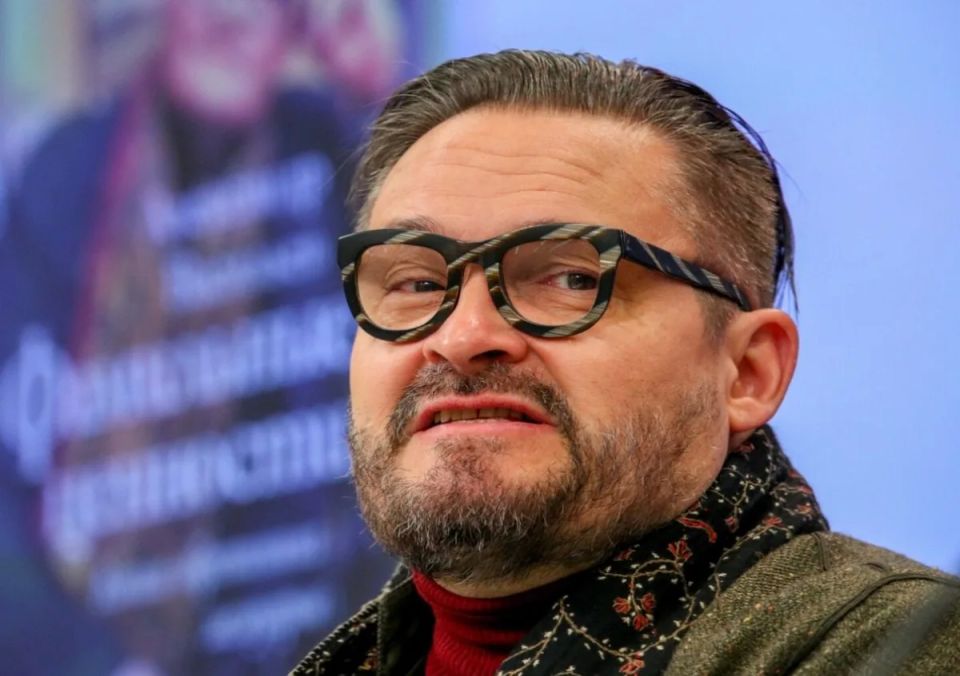 Телеведущего Александра Васильева могут признать иноагентом — из-за переводов от украинских поклонников за курсы про стиль и моду через левые карты