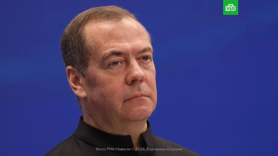 Украина потеряла более половины своего населения и в исторической перспективе ее гибель неизбежна, заявил Медведев