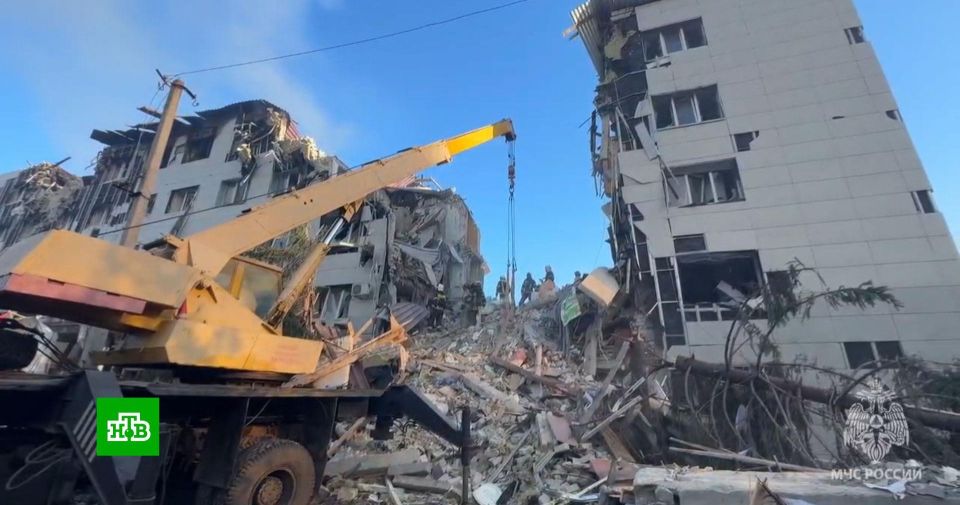 ЛНР под завалами разрушенного ударом ВСУ колледжа найдено тело погибшего