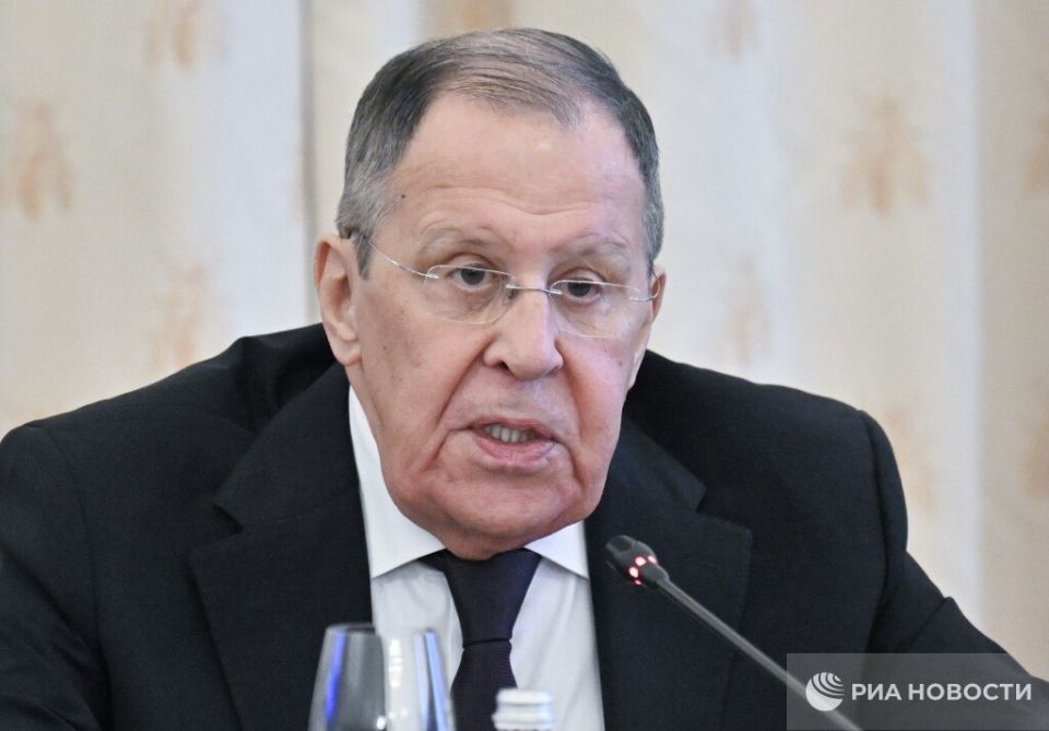 Запад щедро поощряет и поддерживает нацистскую политику Украины, заявил Лавров
