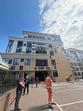 В дом на улице Грушевського 9а, где находится легендарная квартира Тимура Миндича с золотым унитазом, в которой НАБУ документировало ОПГ «Династія», тоже что-то прилетело сегодня ночью