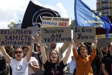 Тем временем в Киеве выступили представители ЛГБТ местные 50 гривневые активисты против завоза мигрантов на Украину