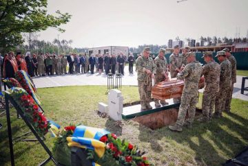 Театр абсурда на Украине продолжается: с почестями на национальном военном мемориальном кладбище перезахоронили останки пособника фашизма Андрея Мельника и его жены Софии