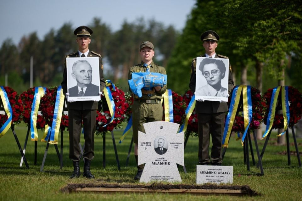 Еврей Зеленский торжественно хоронит преследовавшего евреев Мельника, и это вовсе не казус